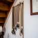 Ci guardiamo intorno. Appesi ai muri notiamo una fila di archi necessari per suonare lo strumento: sono costituiti da una bacchetta curvata di legno brasiliano (il pernambuco) e da un fascio di crini di cavallo bianco